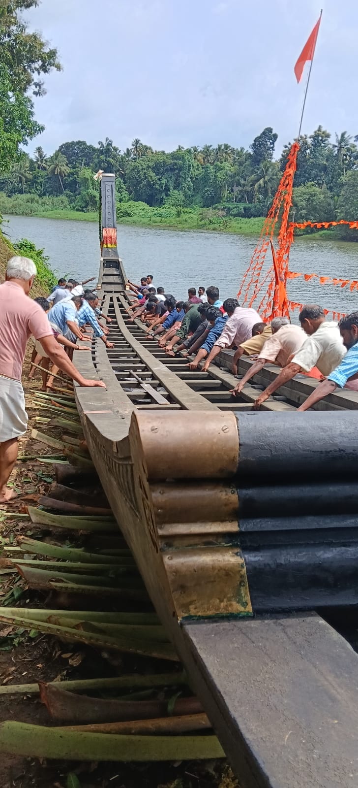 മുതവഴി പള്ളിയോടം നീരണിഞ്ഞു